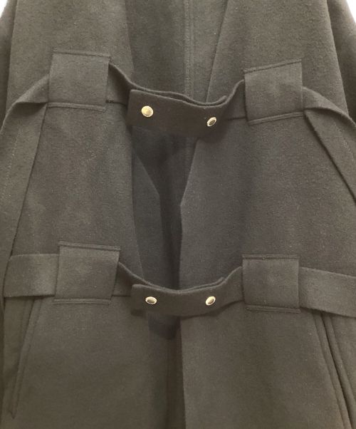 TAKAHIROMIYASHITA TheSoloIst.（タカヒロミヤシタ ザソロイスト）TAKAHIROMIYASHITA TheSoloIst. collarless balloon silhouette strapped coat（カラーレスバルーンシルエットストラップドコート） ブラック サイズ:46の古着・服飾アイテム