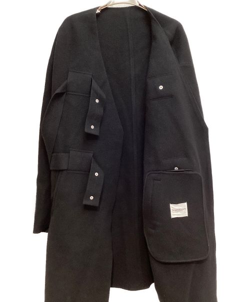TAKAHIROMIYASHITA TheSoloIst.（タカヒロミヤシタ ザソロイスト）TAKAHIROMIYASHITA TheSoloIst. collarless balloon silhouette strapped coat（カラーレスバルーンシルエットストラップドコート） ブラック サイズ:46の古着・服飾アイテム