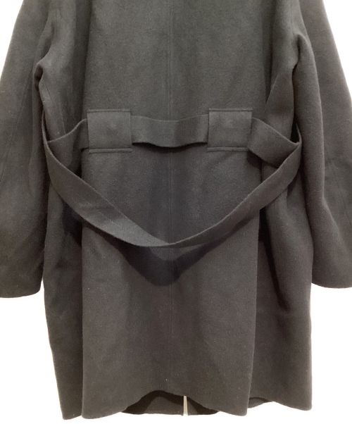 TAKAHIROMIYASHITA TheSoloIst.（タカヒロミヤシタ ザソロイスト）TAKAHIROMIYASHITA TheSoloIst. collarless balloon silhouette strapped coat（カラーレスバルーンシルエットストラップドコート） ブラック サイズ:46の古着・服飾アイテム