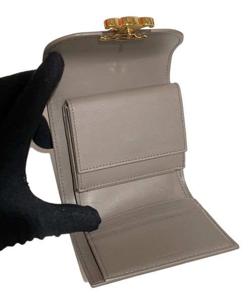 CELINE（セリーヌ）CELINE (セリーヌ) SMALL WALLET TRIOMPHE（スモールウォレットトリオンフ） ベージュ サイズ:-の古着・服飾アイテム