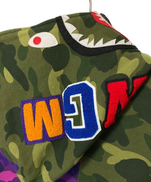 A BATHING APE（アベイシングエイプ）A BATHING APE (アベイシングエイプ) CAMO SHARK HOODIE パープル×グリーン サイズ:Sの古着・服飾アイテム