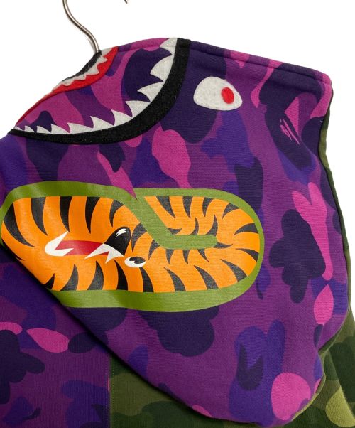 A BATHING APE（アベイシングエイプ）A BATHING APE (アベイシングエイプ) CAMO SHARK HOODIE パープル×グリーン サイズ:Sの古着・服飾アイテム