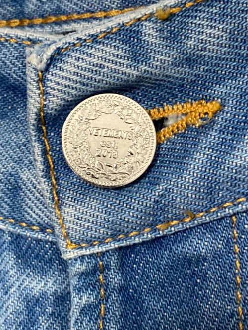 VETEMENTS（ヴェトモン）VETEMENTS (ヴェトモン) BIG SHAPE DENIM PANTS インディゴ サイズ:W32(81cm)の古着・服飾アイテム