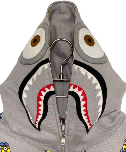 A BATHING APE（アベイシングエイプ）A BATHING APE (アベイシングエイプ) MINIONS (ミニオンズ) SHARK FULL ZIP HOODIE グレー サイズ:XLの古着・服飾アイテム