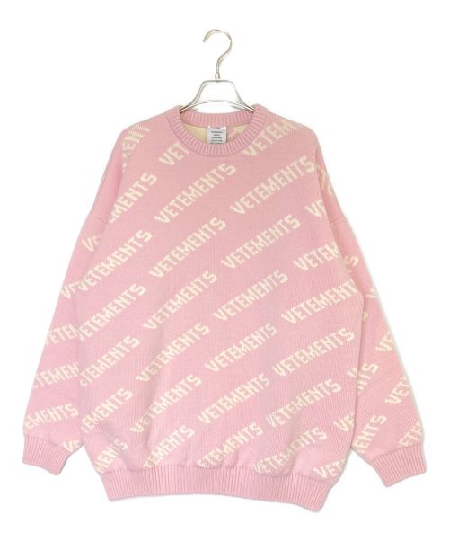 VETEMENTS（ヴェトモン）VETEMENTS (ヴェトモン) LUREX MONOGRAM SWEATER ピンク サイズ:XSの古着・服飾アイテム