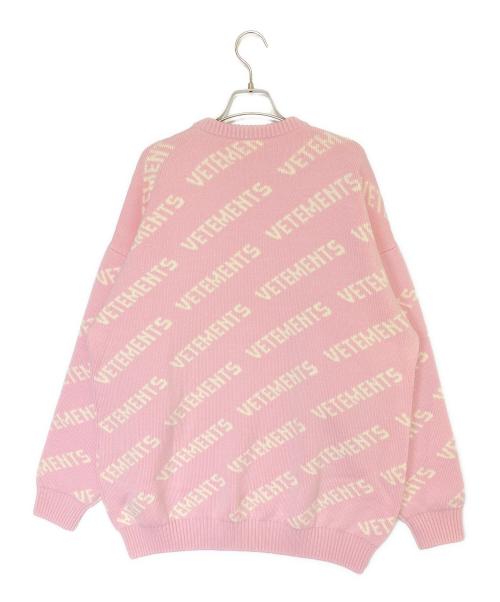 VETEMENTS（ヴェトモン）VETEMENTS (ヴェトモン) LUREX MONOGRAM SWEATER ピンク サイズ:XSの古着・服飾アイテム