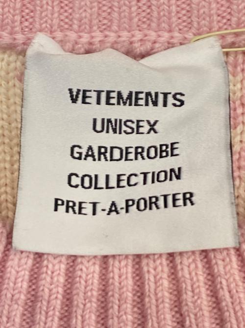 VETEMENTS（ヴェトモン）VETEMENTS (ヴェトモン) LUREX MONOGRAM SWEATER ピンク サイズ:XSの古着・服飾アイテム