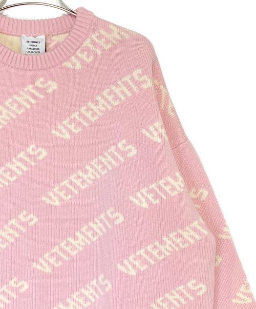 VETEMENTS（ヴェトモン）VETEMENTS (ヴェトモン) LUREX MONOGRAM SWEATER ピンク サイズ:XSの古着・服飾アイテム