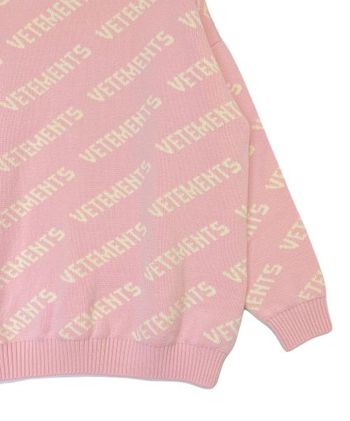 VETEMENTS（ヴェトモン）VETEMENTS (ヴェトモン) LUREX MONOGRAM SWEATER ピンク サイズ:XSの古着・服飾アイテム