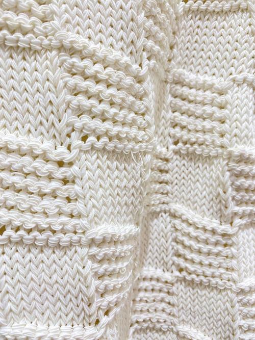BOTTEGA VENETA（ボッテガベネタ）BOTTEGA VENETA (ボッテガベネタ) PATTERN CARDIGAN ホワイト サイズ:XSの古着・服飾アイテム