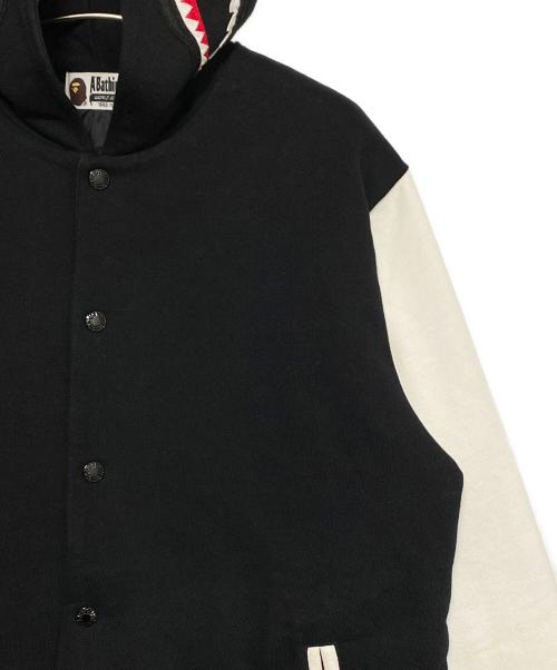 A BATHING APE（ア ベイシング エイプ）A BATHING APE (アベイシングエイプ) SHARK HOODIE SWEAT VARSITY JACKET ブラック×ホワイト サイズ:XLの古着・服飾アイテム