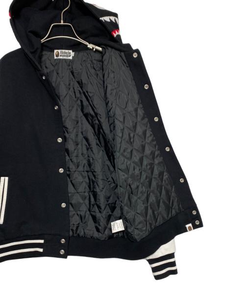A BATHING APE（ア ベイシング エイプ）A BATHING APE (アベイシングエイプ) SHARK HOODIE SWEAT VARSITY JACKET ブラック×ホワイト サイズ:XLの古着・服飾アイテム