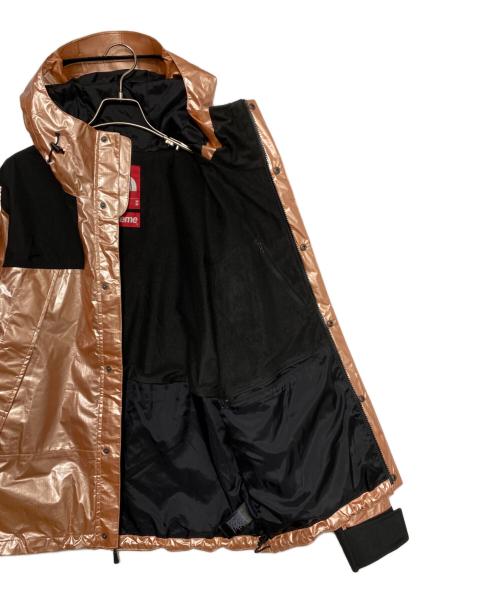 SUPREME（シュプリーム）SUPREME (シュプリーム) THE NORTH FACE (ザ ノース フェイス) Metallic Mountain Parka ブラック×ピンクゴールド サイズ:Mの古着・服飾アイテム
