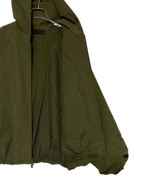 FOG ESSENTIALS（フィアオブゴッド エッセンシャル）FOG ESSENTIALS (フィアオブゴッド エッセンシャル) Bonded Nylon Hooded Bomber MILITARY カーキ サイズ:Mの古着・服飾アイテム