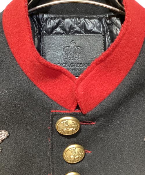 DOLCE & GABBANA（ドルチェ＆ガッバーナ）DOLCE & GABBANA Royal Military Uniform Jacket with Embroidered Coat（ロイヤルミリタリーユニフォームジャケットウィズエンブロイダリーコート） ブラック×レッド サイズ:48の古着・服飾アイテム