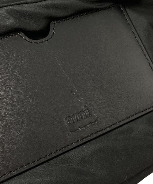 AMI Alexandre Mattiussi（アミアレクサンドルマテュッシ）AMI Alexandre Mattiussi (アミアレクサンドルマテュッシ) ハートロゴチャームナイロン メッセンジャーバッグ ブラックの古着・服飾アイテム