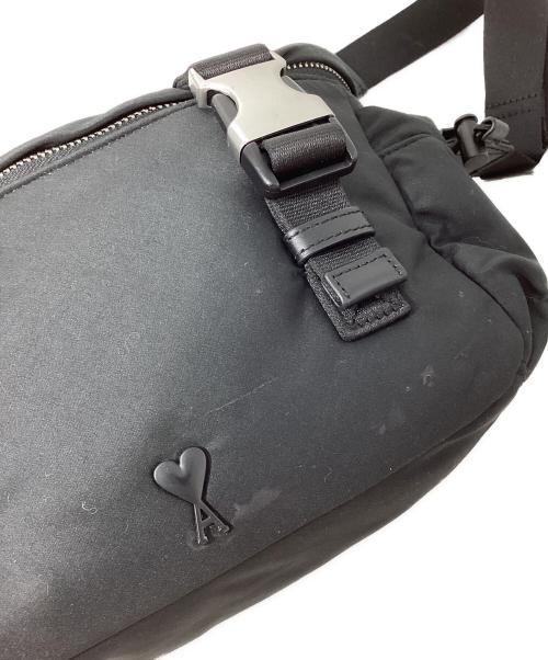 AMI Alexandre Mattiussi（アミアレクサンドルマテュッシ）AMI Alexandre Mattiussi (アミアレクサンドルマテュッシ) ハートロゴチャームナイロン メッセンジャーバッグ ブラックの古着・服飾アイテム
