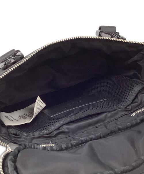 AMI Alexandre Mattiussi（アミアレクサンドルマテュッシ）AMI Alexandre Mattiussi (アミアレクサンドルマテュッシ) ハートロゴチャームナイロン メッセンジャーバッグ ブラックの古着・服飾アイテム