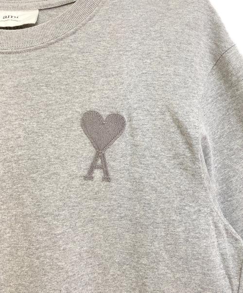 AMI Alexandre Mattiussi（アミアレクサンドルマテュッシ）AMI Alexandre Mattiussi (アミアレクサンドルマテュッシ) ハートロゴ刺繍Tシャツ ライトグレー サイズ:Sの古着・服飾アイテム