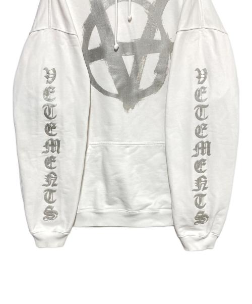 VETEMENTS（ヴェトモン）VETEMENTS (ヴェトモン) アナーキープリントパーカー ホワイト サイズ:Mの古着・服飾アイテム