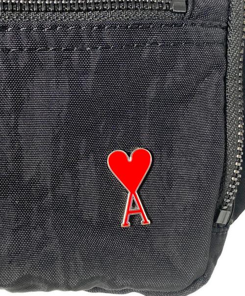 AMI Alexandre Mattiussi（アミアレクサンドルマテュッシ）AMI Alexandre Mattiussi (アミアレクサンドルマテュッシ) ハートロゴボディバッグ ブラック サイズ:-の古着・服飾アイテム