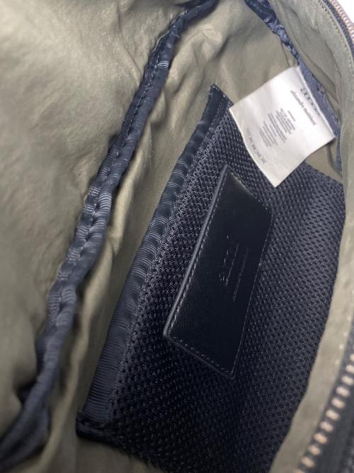 AMI Alexandre Mattiussi（アミアレクサンドルマテュッシ）AMI Alexandre Mattiussi (アミアレクサンドルマテュッシ) ハートロゴボディバッグ ブラック サイズ:-の古着・服飾アイテム