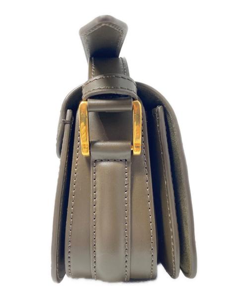 AMI Alexandre Mattiussi（アミアレクサンドルマテュッシ）AMI Alexandre Mattiussi (アミアレクサンドルマテュッシ) スムースボックスレザーハートロゴチャームショルダー オリーブの古着・服飾アイテム