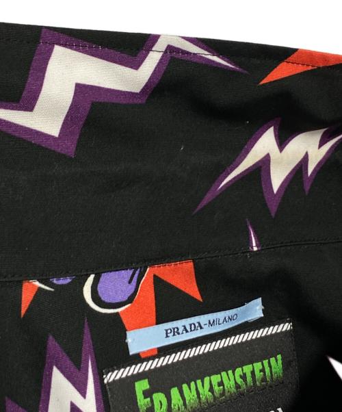 PRADA（プラダ）PRADA (プラダ) FRANKENSTEIN (フランケンシュタイン) UNIVERSAL STUDIOS (ユニバーサル・スタジオ) オープンカラーシャツ レッド サイズ:Mの古着・服飾アイテム