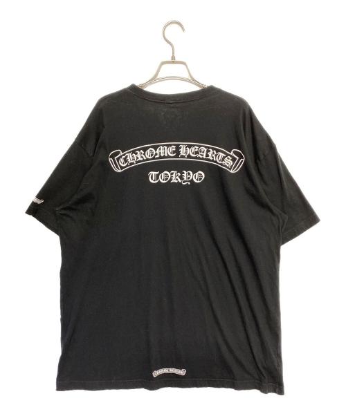 CHROME HEARTS（クロムハーツ）CHROME HEARTS (クロムハーツ) スクロールラベルプリントTシャツ 東京限定 ブラック サイズ:XXLの古着・服飾アイテム