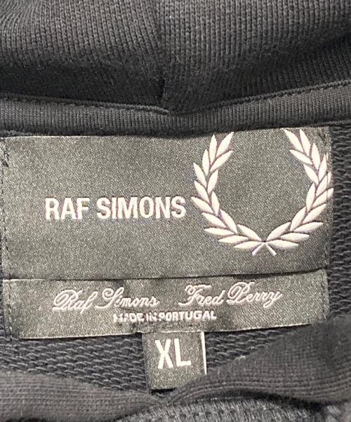 RAF SIMONS（ラフシモンズ）RAF SIMONS (ラフシモンズ) FRED PERRY (フレッドペリー) ロゴエンブロイダリーパーカー ブラック サイズ:XLの古着・服飾アイテム