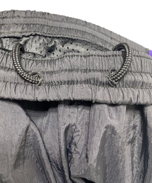 Needles（ニードルズ）Needles (ニードルズ) BEAMS (ビームス) Nylon Track Pants ブラック×パープル サイズ:Sの古着・服飾アイテム