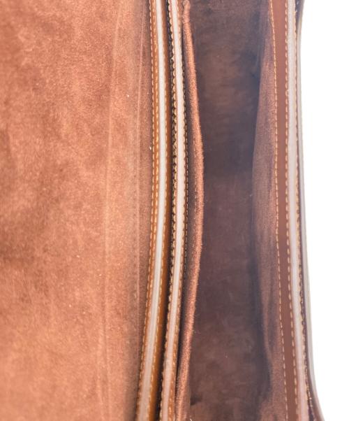 AMI Alexandre Mattiussi（アミアレクサンドルマテュッシ）AMI Alexandre Mattiussi (アミアレクサンドルマテュッシ) Ami Logo Plate Shoulder Bag/ハートチャームショルダー ブラウン×アイボリーの古着・服飾アイテム