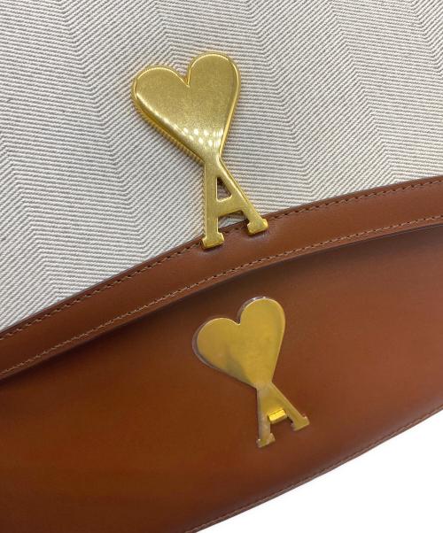 AMI Alexandre Mattiussi（アミアレクサンドルマテュッシ）AMI Alexandre Mattiussi (アミアレクサンドルマテュッシ) Ami Logo Plate Shoulder Bag/ハートチャームショルダー ブラウン×アイボリーの古着・服飾アイテム