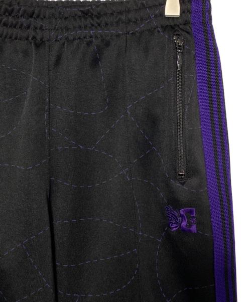 Needles（ニードルズ）Needles (ニードルズ) DC SHOES (ディーシーシューズ) Track Pant Poly Smooth/Printed ブラック×パープル サイズ:Sの古着・服飾アイテム