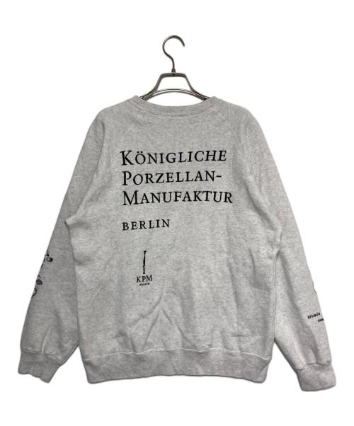 The Ennoy Professional（ザ エンノイ プロフェッショナル）The Ennoy Professional KPM Berlin (ケーピーエムベルリン) スタイリスト私物 (スタイリストシブツ) ベルリン王立磁器製陶所 プルオーバースウェット ライトグレー サイズ:Mの古着・服飾アイテム