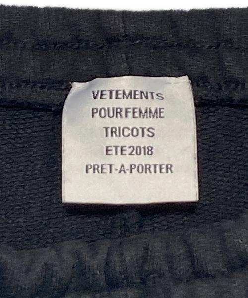 VETEMENTS（ヴェトモン）VETEMENTS (ヴェトモン) テープロゴスウェットパンツ ブラック サイズ:Sの古着・服飾アイテム