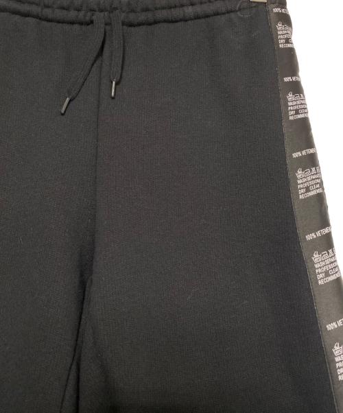 VETEMENTS（ヴェトモン）VETEMENTS (ヴェトモン) テープロゴスウェットパンツ ブラック サイズ:Sの古着・服飾アイテム