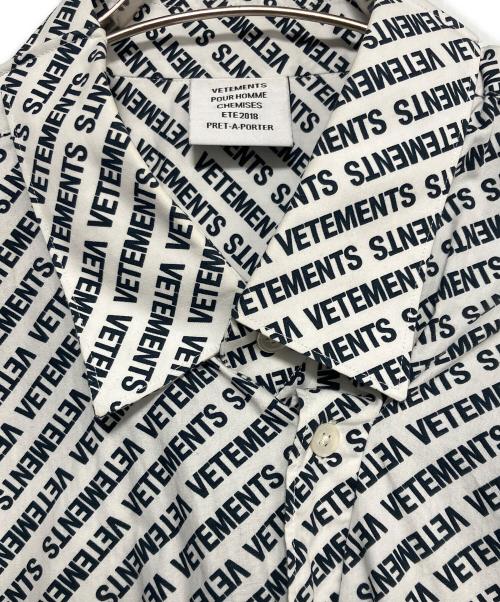 VETEMENTS（ヴェトモン）VETEMENTS (ヴェトモン) 18SS MONOGRAM L/S OVERSIZED SHIRT ホワイト×ブラック サイズ:Sの古着・服飾アイテム