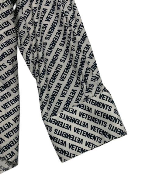 VETEMENTS（ヴェトモン）VETEMENTS (ヴェトモン) 18SS MONOGRAM L/S OVERSIZED SHIRT ホワイト×ブラック サイズ:Sの古着・服飾アイテム