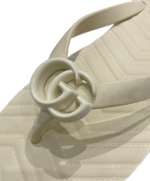 GUCCI（グッチ）GUCCI (グッチ) シェブロントングサンダル/ラバーサンダル アイボリー サイズ:39の古着・服飾アイテム