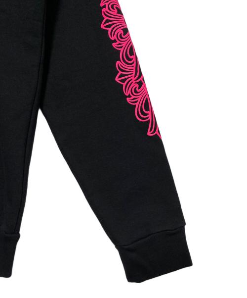 CHROME HEARTS（クロムハーツ）CHROME HEARTS (クロムハーツ) SWTSHRT HD ZIP 袖フローラルバックホースシュープリントジップアップパーカー ブラック×ピンク サイズ:L 未使用品の古着・服飾アイテム