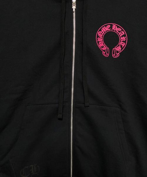 CHROME HEARTS（クロムハーツ）CHROME HEARTS (クロムハーツ) SWTSHRT HD ZIP 袖フローラルバックホースシュープリントジップアップパーカー ブラック×ピンク サイズ:L 未使用品の古着・服飾アイテム