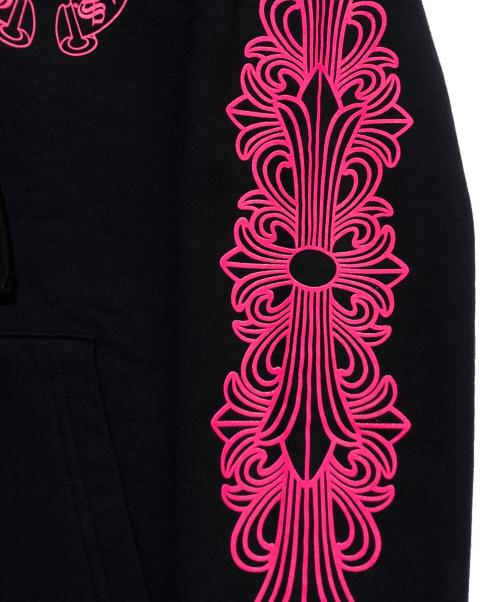 CHROME HEARTS（クロムハーツ）CHROME HEARTS (クロムハーツ) SWTSHRT HD ZIP 袖フローラルバックホースシュープリントジップアップパーカー ブラック×ピンク サイズ:L 未使用品の古着・服飾アイテム