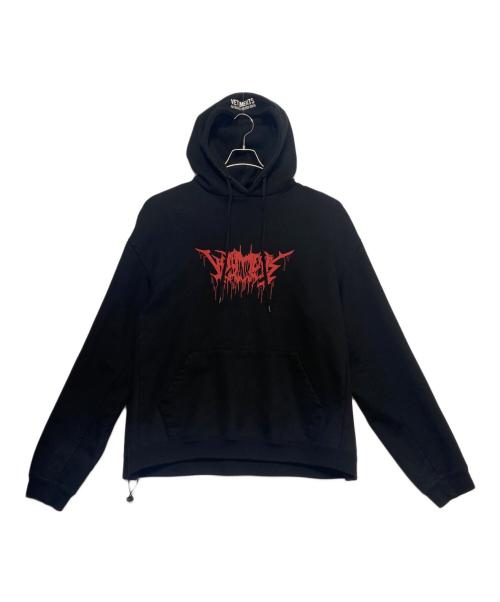 VETEMENTS（ヴェトモン）VETEMENTS (ヴェトモン) メタルロゴプリントプルオーバーパーカー ブラック サイズ:Mの古着・服飾アイテム