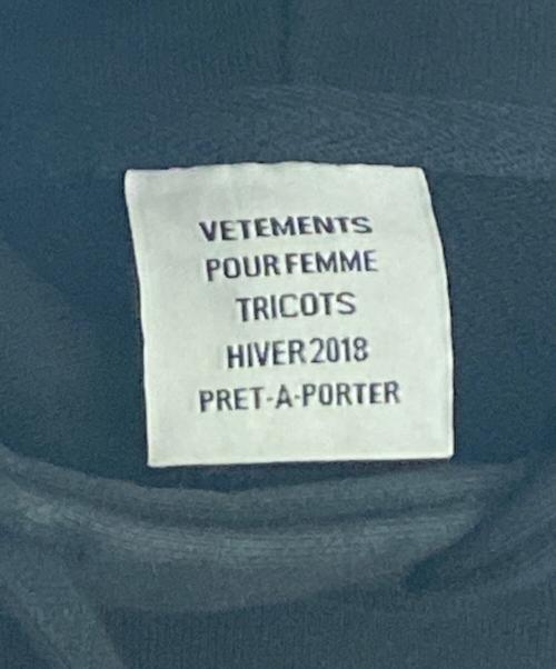 VETEMENTS（ヴェトモン）VETEMENTS (ヴェトモン) メタルロゴプリントプルオーバーパーカー ブラック サイズ:Mの古着・服飾アイテム