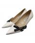 JIMMY CHOO（ジミーチュウ）の古着「ロゴリボン付きパンプス」｜ホワイト