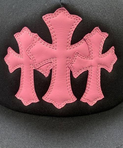CHROME HEARTS（クロムハーツ）CHROME HEARTS (クロムハーツ) Triple Cross Patch Trucker Cap ブラック×ピンク サイズ:51-61 未使用品の古着・服飾アイテム