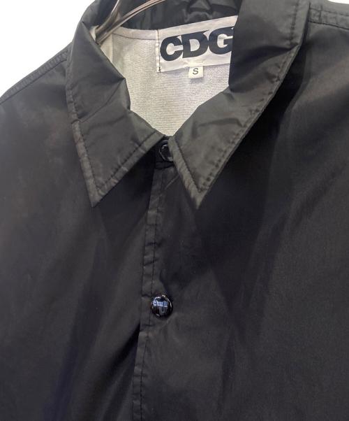 CDG（シーディージー）CDG (シーディージー) CDG バックロゴ プリントコーチジャケット ブラック サイズ:Sの古着・服飾アイテム