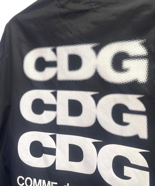 CDG（シーディージー）CDG (シーディージー) CDG バックロゴ プリントコーチジャケット ブラック サイズ:Sの古着・服飾アイテム