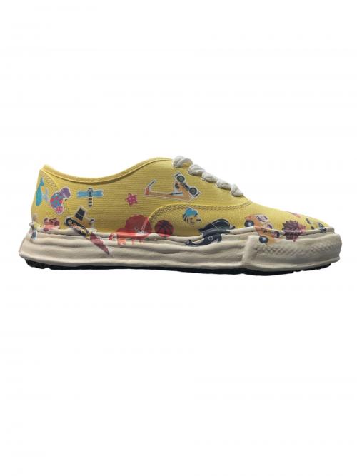 Maison MIHARA YASUHIRO（メゾン ミハラ ヤスヒロ）Maison MIHARA YASUHIRO (メゾン ミハラ ヤスヒロ) BAKER OG Sole Sticker Printed Canvas Low-top Sneaker イエロー サイズ:47 未使用品の古着・服飾アイテム